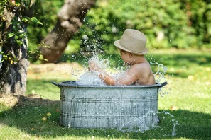 Un bain frais est un rafraîchissement dans la chaleur. Pour les enfants, la glissière de jardin se transforme en baignoire.