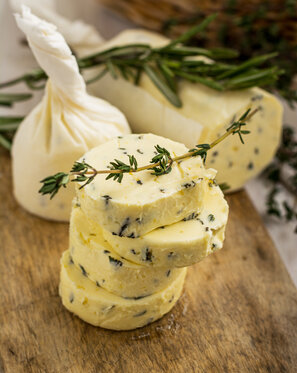 On peut faire un délicieux beurre aux herbes avec des herbes de cuisine séchées comme le romarin.