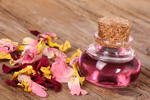 Il est possible de produire des huiles essentielles à partir de roses. Celles-ci conviennent bien pour les soins du visage.