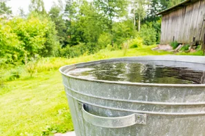 Regentonnen, die nicht vollständig geleert werden, bieten Ruderfusskrebsen einen dauerhaften Lebensraum für eine langanhaltende biologische Mückenbekämpfung. | © Andermatt Biogarten AG
