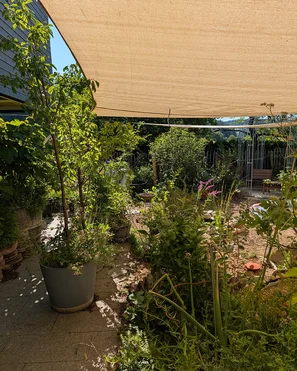 Topfgarten und Baustelle Garagenbeet mit Schattierungsnetz | © @zaubergaertli-gartenkeramik.ch