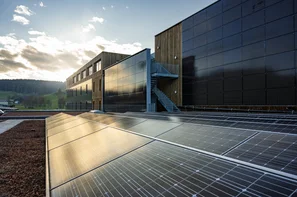 Die Photovoltaikanlage generiert einen grossen Stromanteil, der für die Produktion verwendet werden kann. | © Andermatt Biogarten AG