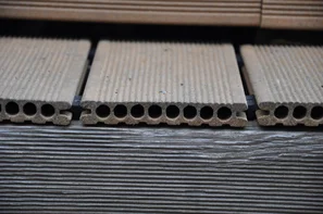 Viele kleine Schlupflöcher werden als Nistplätze gerne angenommen. | © Andermatt Biogarten AG