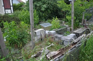 Auch Tot- oder Altholz bringt noch einen Nutzen, zum Beispiel für Wespen und Hornissen. | © Andermatt Biogarten AG