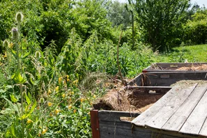 Kompost und Brennesseln geben dem Boden Kraft und Nährstoffe | © Andermatt Biogarten AG