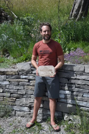 Porträt von Benjamin Rubeli, der mit seiner Familie und vier weiteren Wohnparteien einen 939 m² grossen Naturgarten bewirtschaftet | © Andermatt Biogarten AG