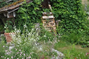 Sonniger, trockener und gut zugänglicher Nistturm für solitär lebende Wildbienen, Grabwespen und andere Nützlinge | © Andermatt Biogarten AG