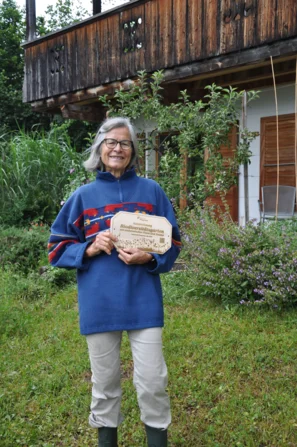 Depuis plus de 30 ans, Ruth Schaffner entretient son jardin naturel d'environ 1400 m² à Oberhofen, au bord du lac de Thoune – un habitat pour les lézards, les couleuvres à collier, les crapauds et de nombreuses espèces d'oiseaux. | © Andermatt Biogarten AG