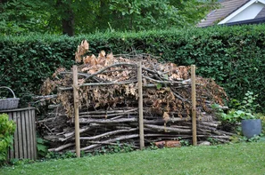 Abgeschnittene Äste werden locker aufeinandergeschichtet, mit genügend Hohlräumen am Boden. | © Andermatt_Biogarten_AG