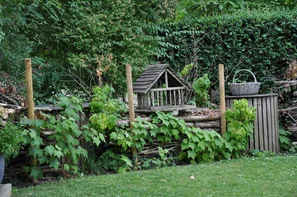 Wohnort und Nahrung für Gartentiere und Nützlinge an einem Ort | © Andermatt_Biogarten_AG