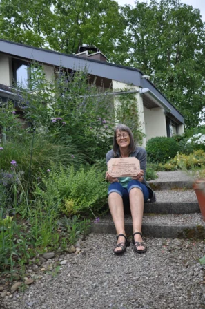 Gewinnerin der Auszeichnung von Andermatt Biogarten für biodiverse Gärten | © Andermatt_Biogarten_AG