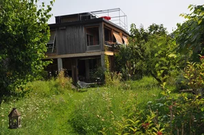 Holz schmiegt sich in den Aussenraum gut ein und schafft einen natürlichen Übergang. | © Andermatt Biogarten AG