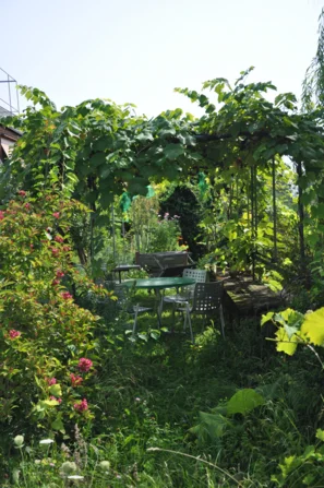 Ein Sitzplatz im Blütenmeer verspricht gesellige und angenehme Stunden. | © Andermatt Biogarten AG