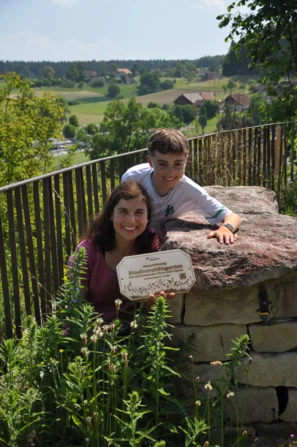 Monika Wullschleger und ihr Sohn Mias in ihrem naturnah gestalteten Garten in Rothrist, ausgezeichnet mit der Biodiversitäts-Plakette 2026. | © Andermatt Biogarten AG
