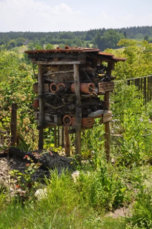 Lebensturm mit verschiedenen Materialien und Hohlräumen, die Käfern, weiteren Insekten und anderen Kleintieren Schutz bieten. | © Andermatt Biogarten AG