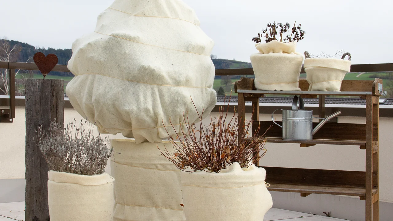 Produktbild zu «Winterschutzfilz Rolle Schafwolle» | © Andermatt Biogarten AG